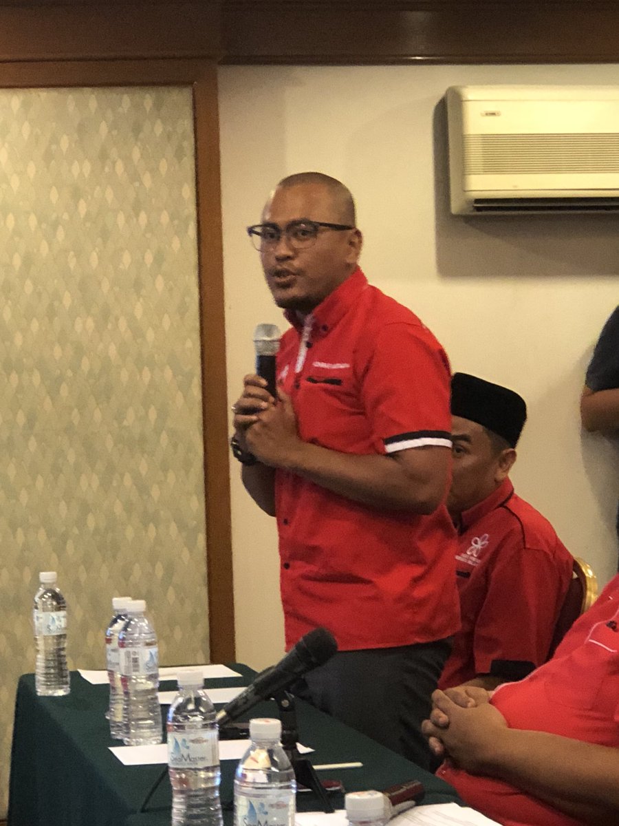 AdillaAzam's tweet photo. Ashraf Mustaqim dari #PPBM juga pertama kali bertanding di P84 #PayaBesar. #PAS pula mencalonkan Mohamad Azhar Mohd Noor. Pertembungan 3 penjuru.
#PayaBesar ada tiga DUN iaitu N17 Sungai Lembing N18 Lepar dan N19 Panching. #MalaysiaMemilih https://t.co/d13HDMZSsf