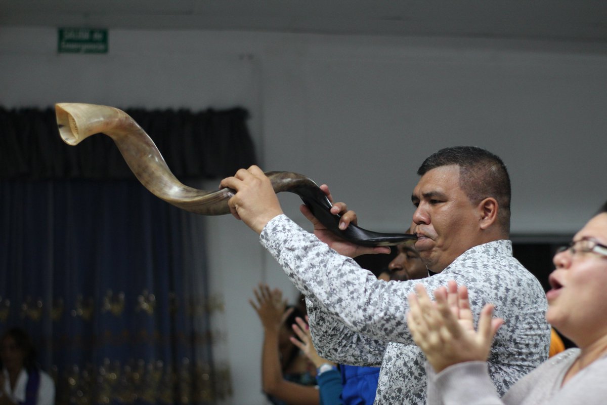 luzypazorg's tweet photo. Un estruendo se escucha en todo Carabobo. "Y me levantó el Espíritu, y oí detrás de mí una voz de gran estruendo, que decía: Bendita sea la gloria de Jehová desde su lugar" (Ezequiel 3:12)
#SeguimosConquistando #SomosLuzYPaz #EnVivo https://t.co/xOxWAPUWb6