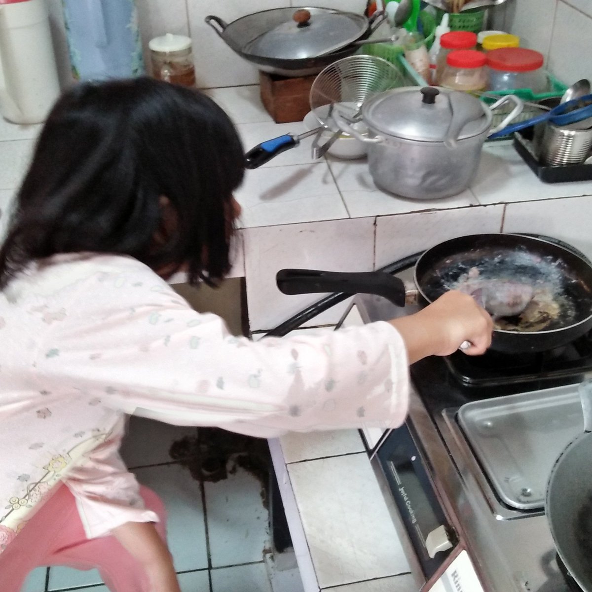 IbundaSetiasih's tweet photo. bu, ini adzkiya lagi masak https://t.co/ysu5yz6Ji5