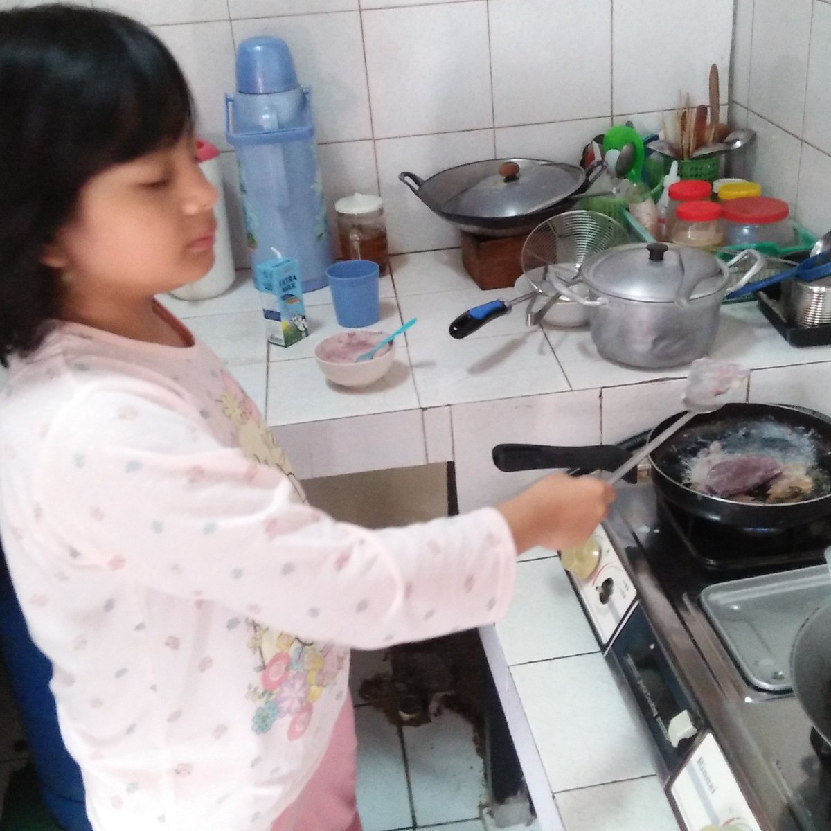 bu, ini adzkiya lagi masak