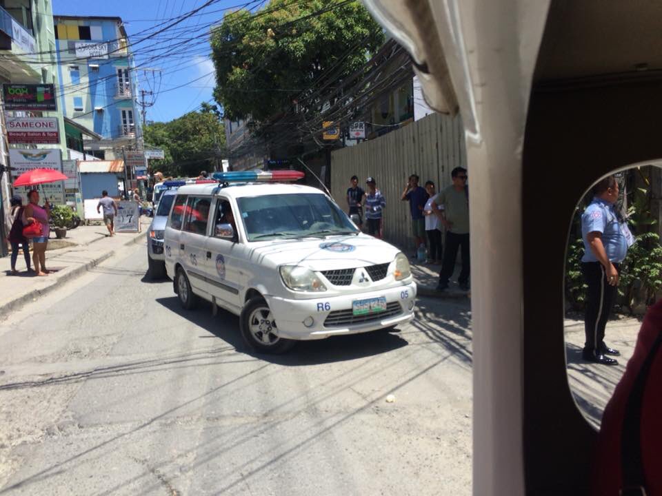 itsmephats's tweet photo. Ito po ang mga LTO Officers ng Region 6 na nasa Boracay Island, pumasok sa one way imbes na sila ang sumunod sa traffic rules sila pa ang mga pasaway.
https://t.co/pNC4cAEt2f #repost #Boracay #YesToCleanUpNoToClosure #NoToCasino https://t.co/ESJXeZPTtP