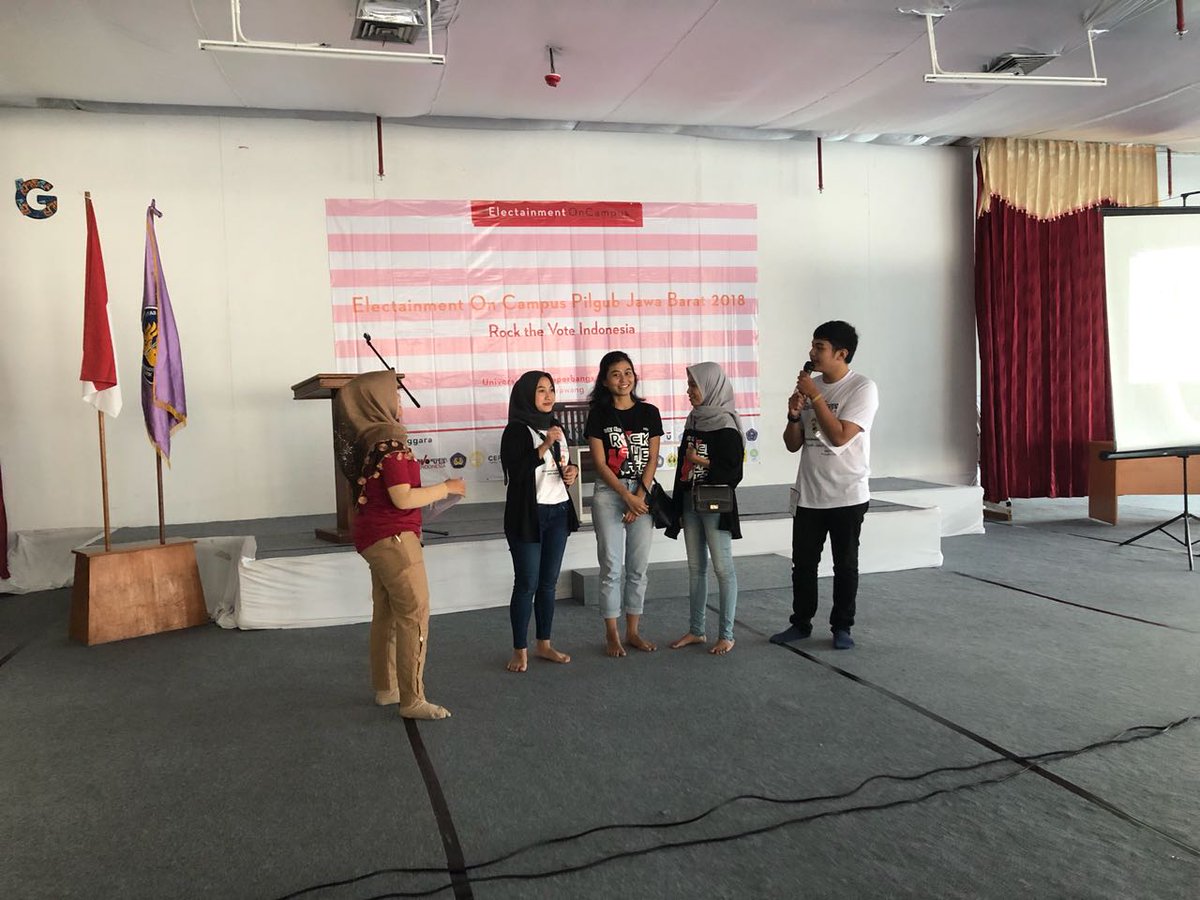 Ayo teman-teman yang ada di Universitas Singaperbangsa Karawang bisa segera bergabung, karena acara Rock the Vote Indonesia akan segera dimulai!! 

#rockthevoteindonesia #rockthevote #ElectainmentOnCampus #PintarPilih_UtkJabar #PilgubJabarSemarak