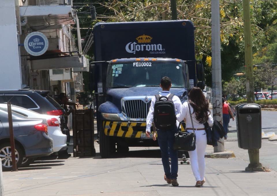 gdlapie's tweet photo. A los peatones y ciclistas nos enchila que alguien se quiera pasar de salsa y nos quieran ver la cara como es la @FundGrupoModelo que no respetan las normas de vialidad que predican. Eso es cinismo @Corona_MX 

#PorUnBuenCamino respeten las banquetas, pasos peatonales y ciclovías https://t.co/j3fHVBhU6j