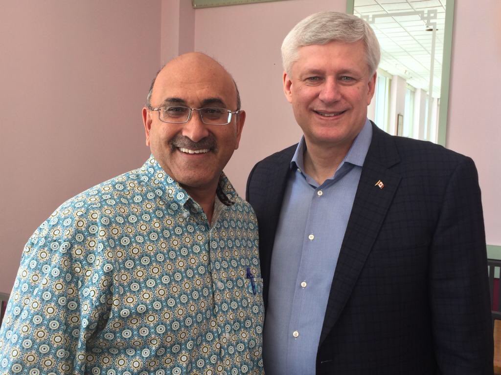 Jeevan_Mangat's tweet photo. @stephenharper You never know who you will meet when having lunch #pleasantsurprise https://t.co/IYVVr8Olj5