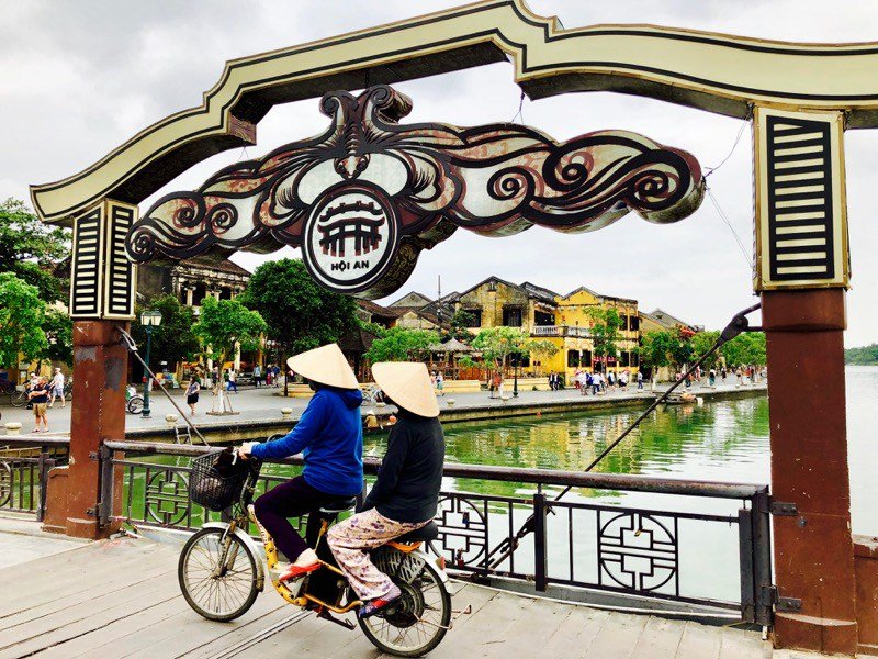 hoiantraveltips's tweet photo. Beautiful by day and magical by night, Hoi An is a photographer’s dream and one could easily spend an entire day just taking photos of it. https://t.co/wU9jlwSoN7