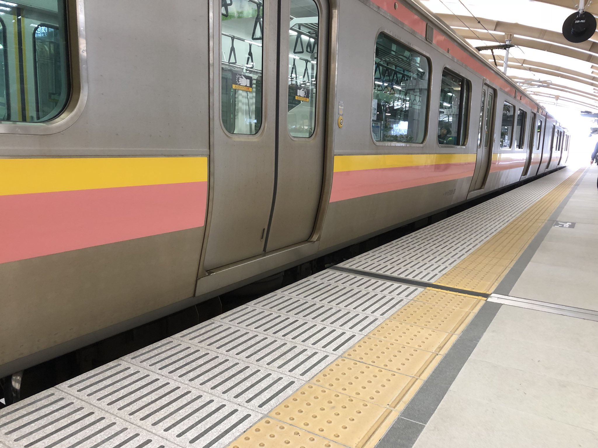 図書室のyasu 地上の頃の新潟駅ホームは電客ホームと電車ホームの中間くらいの微妙な高さで電車 が着いてもそう苦にはならなかったのだけれど 高架化したら真面目に電客ホームの寸法で作ってしまったらしく 電車との間の段差が大きくなってしまった印象 図書室のyasu 地上の頃の新潟駅ホームは電客ホームと電車ホームの中間くらいの微妙な高さで電車 が着いてもそう苦にはならなかったのだけれど 高架化したら真面目に電客ホームの寸法で作ってしまったらしく 電車との間の段差が大きくなってしまった印象