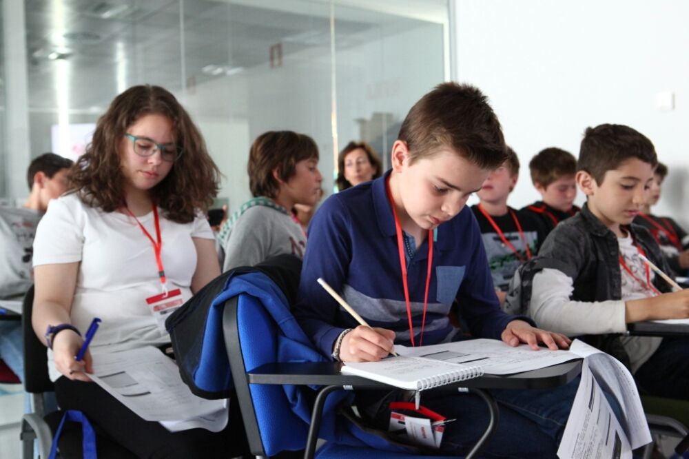 hackandkids's tweet photo. Míralos, qué aplicaditos.... ¿Estarán tan formales en el cole? ;)) Si es que la #CiberSeguridad y la #criptografía les apasiona. Son #minihackers 
#HackAndKids18 #CONPilar18 https://t.co/dqb3Jw6RT6