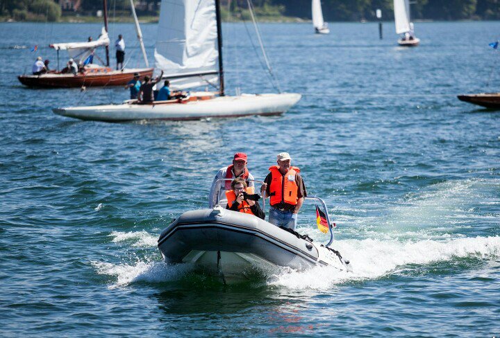 Int_BoWo's tweet photo. Wir freuen uns schon sehr auf unsere tollen Schlepper! Dank ihnen kommen die nicht motorisierten Yachten aus dem Hafen. 
#Konstanz #Bodenseewoche #event #segeln #Wassersport #Spaß #Seeliebe 
Foto: Jan Noelle Martin https://t.co/9Y3GSbAmh5