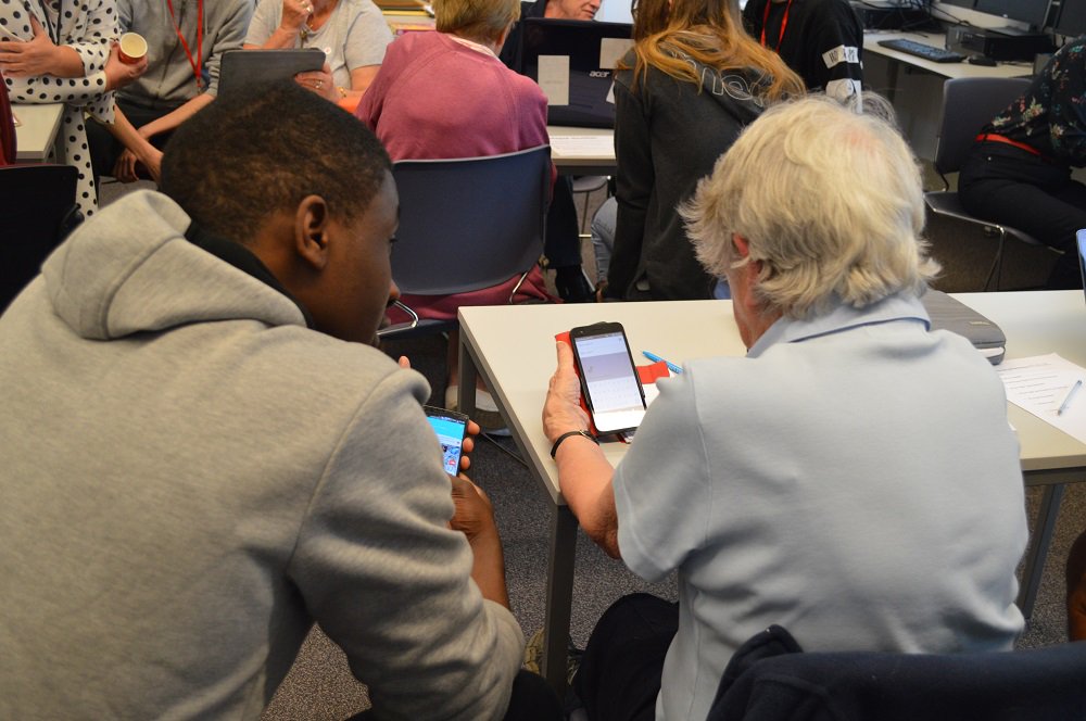 HertRegCollege's tweet image. 📷 This is from our #U3a programme. Our #computing students have been amazing at helping to teach members about the latest tech' Apply to a #ComputingCourse via ow.ly/x0Xl30jD0P3 #HertfordRegionalCollege #HRC #Broxbourne #Ware #IPad #IPhone #Laptop #Herts