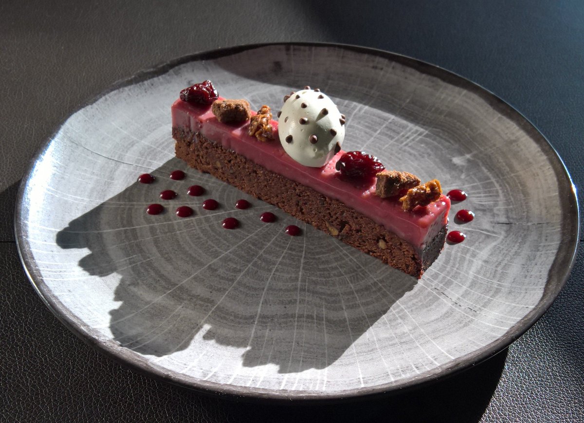 JeanMarcDIOP's tweet photo. Chocolate and pecan nut brownies topped with white chocolate and cherry ganache..#chef #magazine #chocolate #pastry #food #photography https://t.co/ITCpn0r9He
