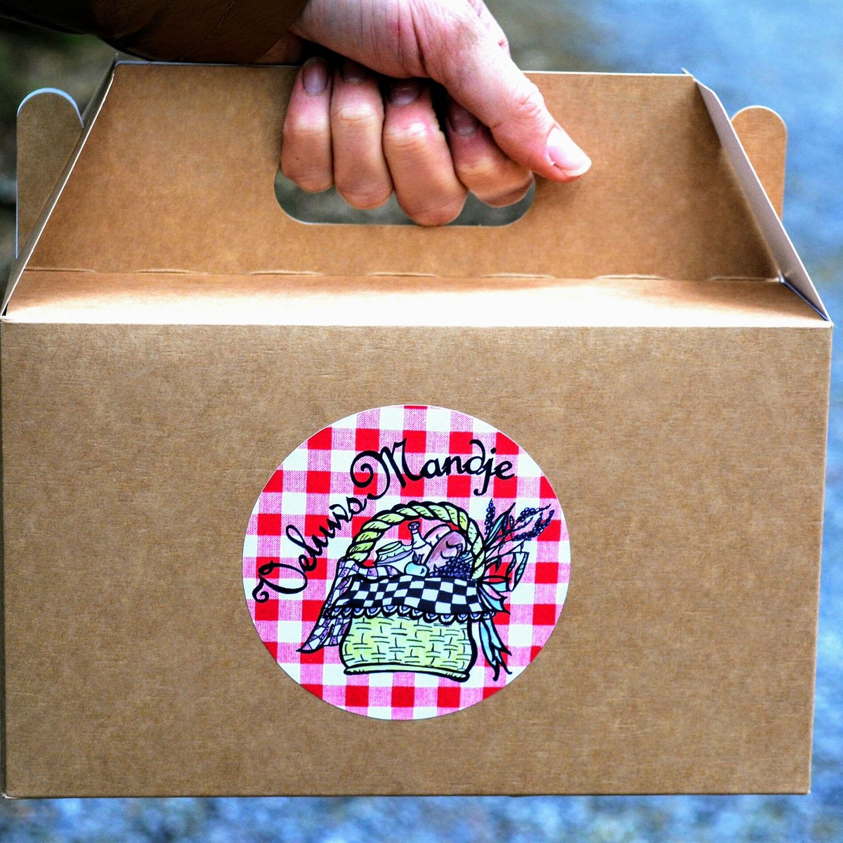 VeluwsMandje's tweet photo. Binnenkort worden de tasjes van Veluws Mandje vervangen voor deze mooie to-go boxen! Fantastisch als ontbijtbox of als picknick to-go!

#picknicktogo #picknickservice #ontbijtservice #ontheroad #ontbijt #ontbijtbezorgd #picknickbezorgd #luxepicknick #luxeontbijt #ontbijten https://t.co/EmoPW2YL4i