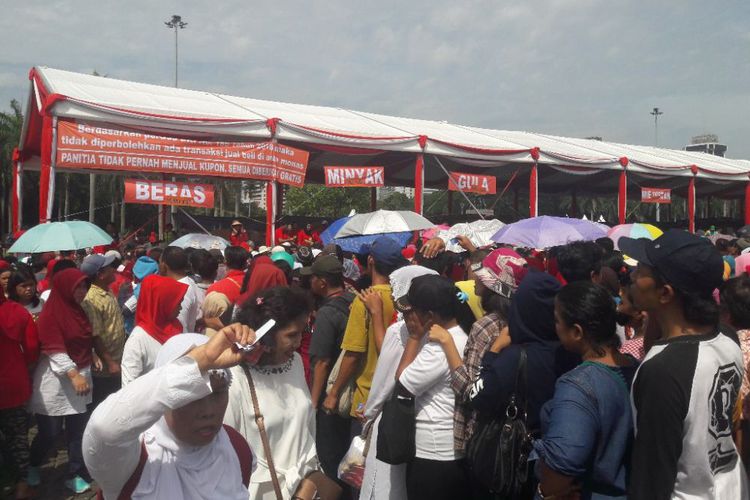 firmansyah_dody's tweet photo. ALHAMDULILLAH sadar kalau gagal mengelola ekonomi bangsa
Dgn bagi-bagi sembako minimal beban rakyat kecil yg berat akibat gagal kelola sedikit teratasi
Minimal rakyat memaafkan
Tapi ogah milih lagi
#FAMDAYFUNDAYVIVA
#PuanMaharaniAl_AzharMesir https://t.co/Gfir74oLJb
