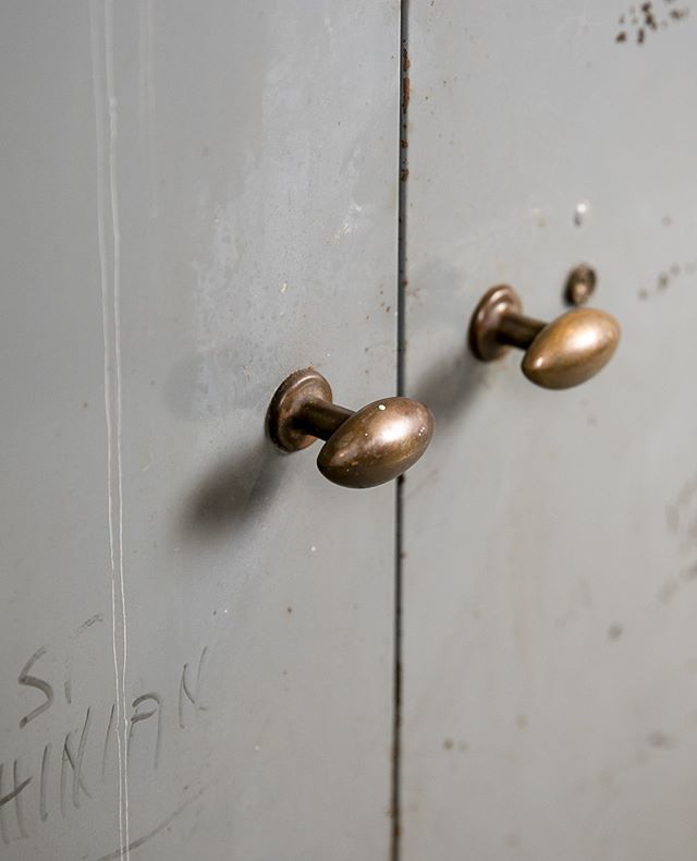 SourceAntiques's tweet photo. A close up of one of my favourite pieces-a #fadedblue  industrial cabinet with those #antiquebrass handles.  The Perfect colour combination.

#sourceantiques #bs3antiques #vintagestyle #blueandbrass #industrialfurniture  #makethemostofyourspace #bristolv… https://t.co/1NM3RW838X https://t.co/RiQPBrtBrU
