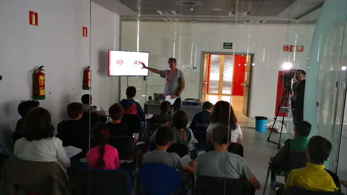 CONPilarZgz's tweet photo. Y, por supuesto, mientras tanto, los #minihackers disfrutan en su taller de criptografía en #HackAndKids18 con @petruxIT 
#CONPilar18 https://t.co/h890FGJ8kv