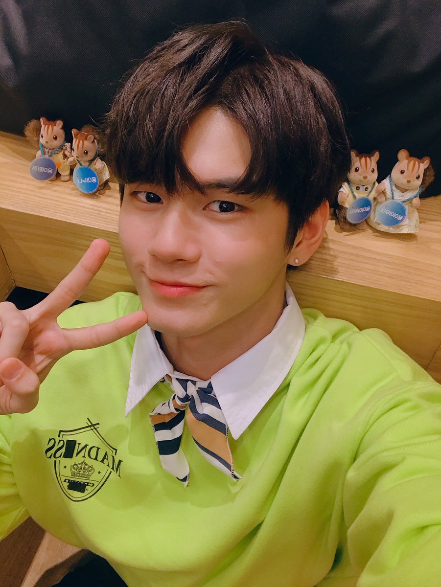 WannaOne_twt's tweet photo. [#워너원데이] 오늘! 엠씨옹의 과즙미가🍋팡팡 터진다는 소문듣고 찾아 온 옹람쥐 가족🐿 
과 함께 기념사진 찍었어요💕 https://t.co/xYXgsjYf40