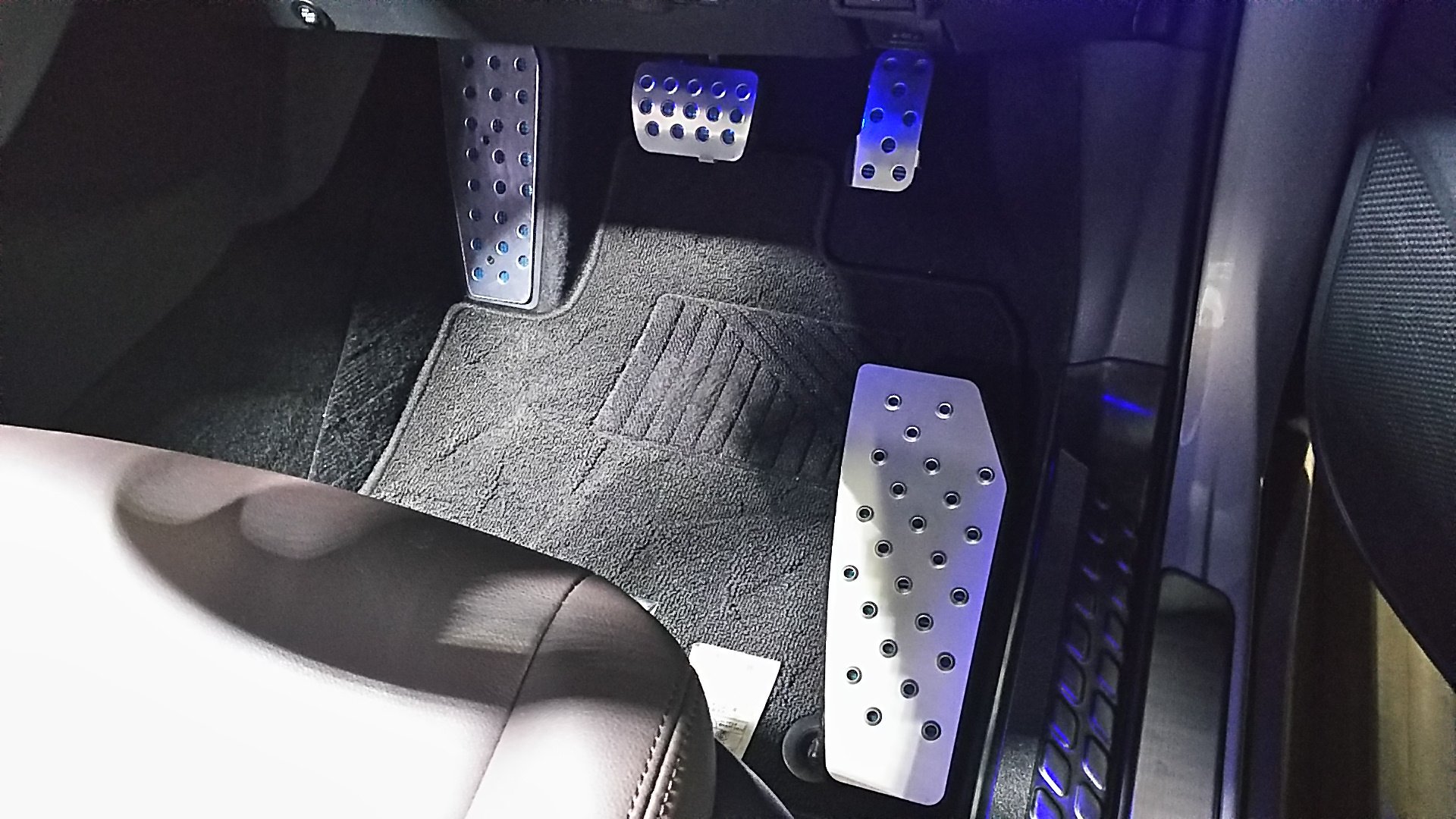 ピロシ レーダークルーズ走行時に右足が何となくどこに置いていいか迷うので右足用フットレストを自作してみた ｌ字金具でフロアーマットに引っかけて一応安全対策 前後移動も可 Toyota Chr フットレスト 右足用フットレスト 自作