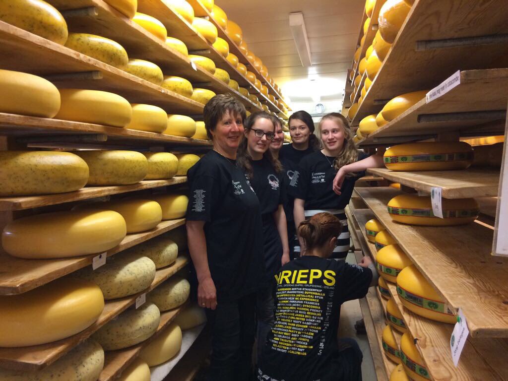 Schellachkaas's tweet photo. Vandaag verkopen wij onze kaas in #hrieps shirts om dit mooie evenement een steuntje in de rug te geven https://t.co/sRSm5RZrup