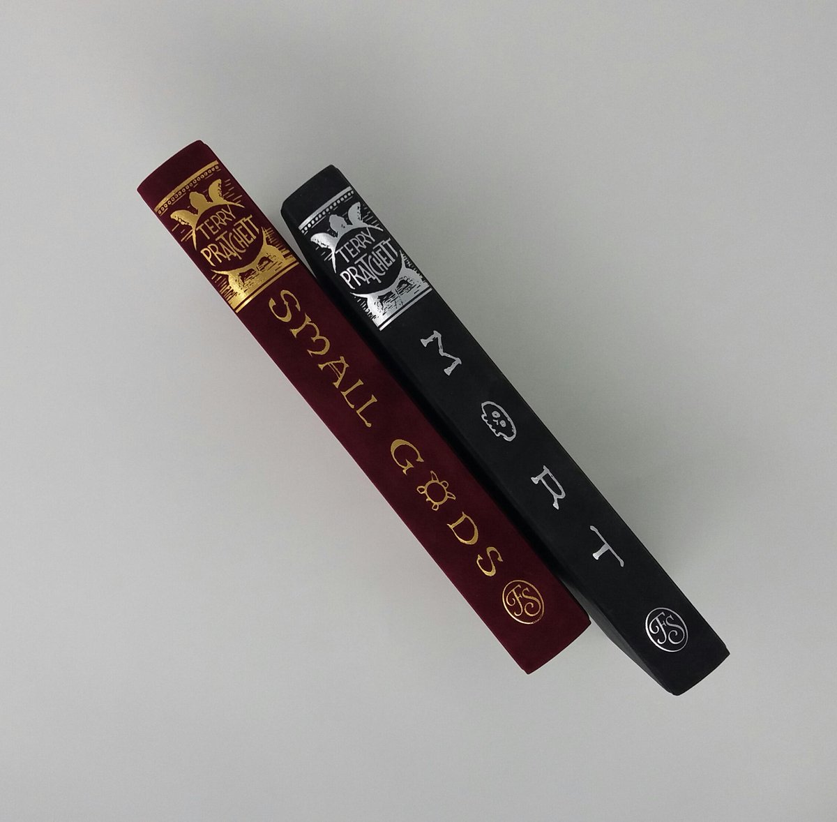 **GIVEAWAY** To celebrate #TerryPratchettDay, we’re giving you a chance to win a copy of our stunning edition of Small Gods, illustrated by Omar Rayyan. RT to enter, the giveaway is open worldwide and closes midnight GMT Mon 30 April. foliosociety.com/discworld