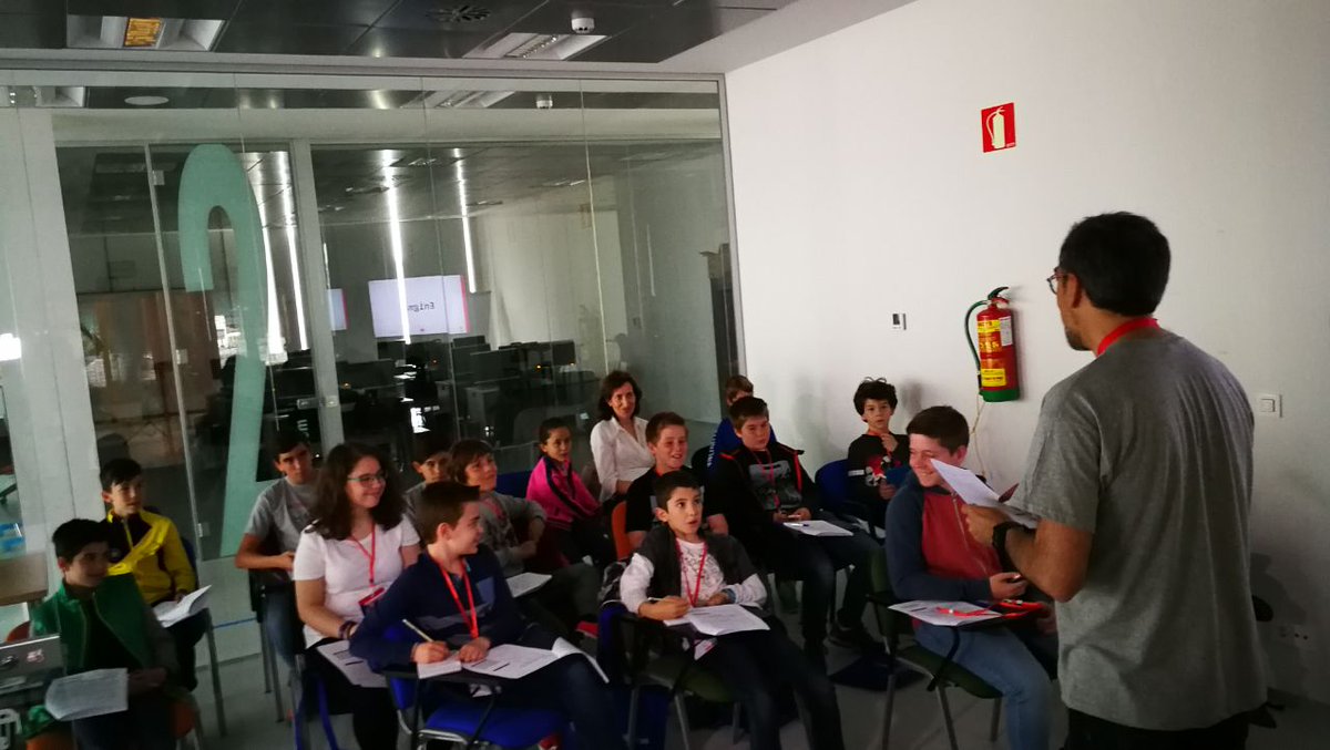 hackandkids's tweet photo. No hace falta mucho más que ver la cara de los #minihackers para saber que están disfrutando con @petruxIT en #HackAndKids18 de #CONPilar18 
(P.D: tenemos, obviamente, permiso de sus padres para publicar las fotos) https://t.co/YTTcO0dWCk