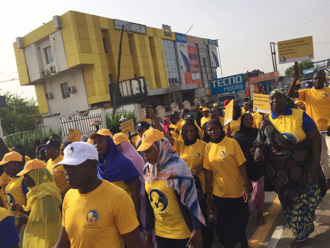 fadeyiolayinka's tweet photo. The streets of Niger State is buzzing with an avalanche of women, mothers and men who have come out in their large numbers to embrace and participate in the #WalkForLife campaign to keep fit. Maternal and Infant mortality must be kicked out!!! #YellowHeart is #ereToCare https://t.co/oX5cdBmbUh