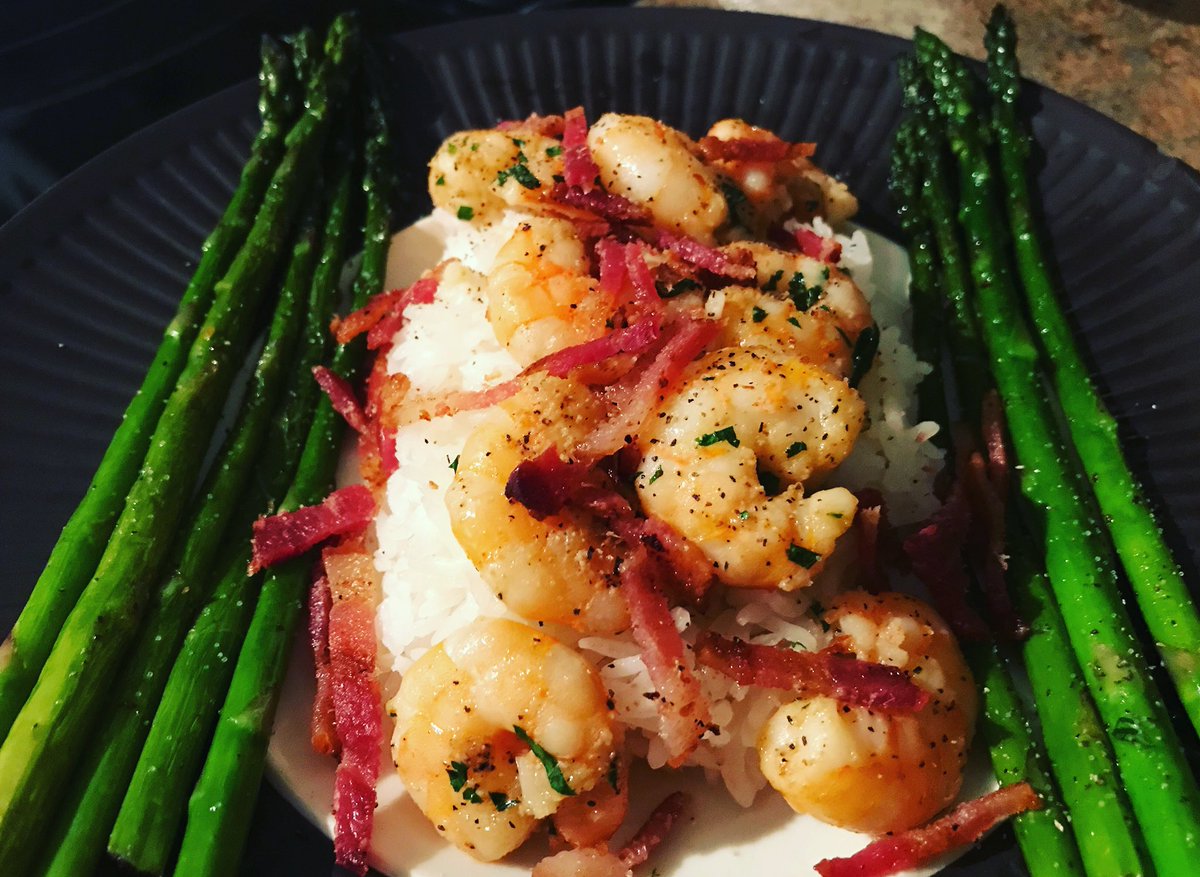 j_miex's tweet photo. Fried asparagus with sautéed shrimp & bacon over rice!!! #eat #hungry #food #foodpics #howcanifeedya https://t.co/Wa6MJZe10X https://t.co/ujIua16yAG