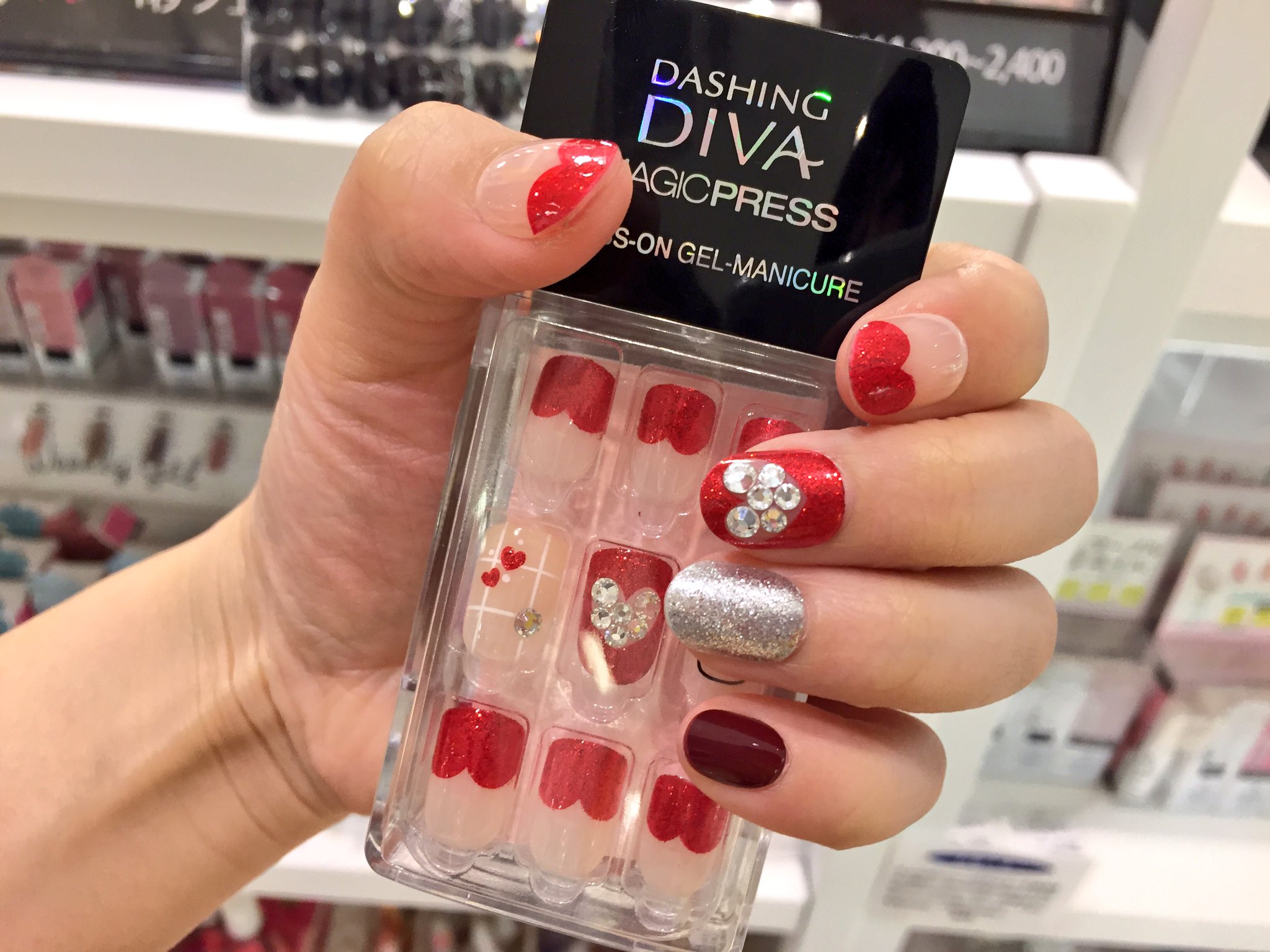京都ロフト 京都ロフト ゴールデンウィーク企画 開催中 Dashing Diva実演販売会 2階健康雑貨売場 午前11時 午後7時 簡単手軽にジェルネイルのようなアートデザインが楽しめるネイルチップを 実際にお試し頂けます ご自分の爪に合わせて