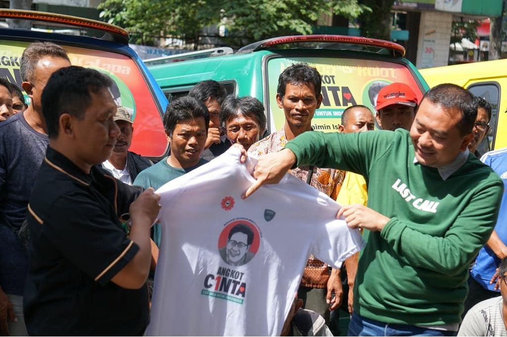 Wadah Aliansi Aspirasi Transportasi (W.A.A.T) Jawa Barat meminta dan mendukung Cak Imin menjadi Cawapres RI 2019. Ratusan sopir angkot siap menjadi barisan terdepan untuk berjuang bersama Cak Imin dalam gerakan ANGKOT C1NTA (Angkutan Kota Cak Imin untuk Indonesia).
@cakiminow