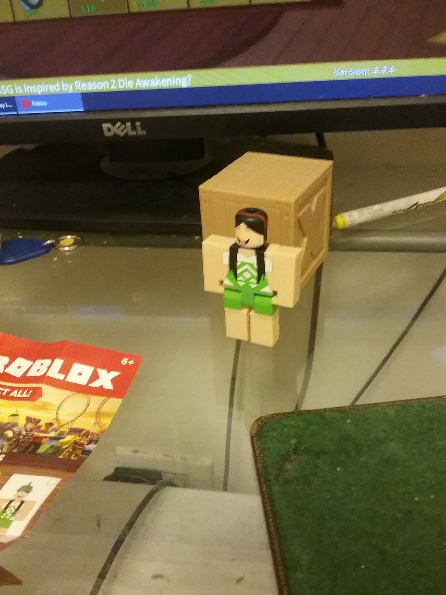 Stella Astreastela On Twitter I Bought A Roblox Toy At Toys R Us Because Toys R Us Is Closing And I Got Beeism O Roblox Robloxtoy - roblox toys r us malaysia