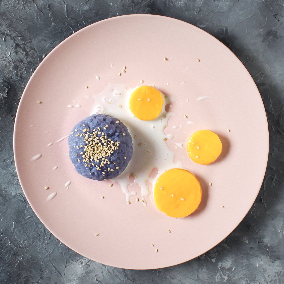 Easy-pea-sy Mornings #Saturbae 🌻
butterfly pea sticky rice | mango (not Alphonso) | smoked coconut milk .
.
This version is taken up a notch by smoking the coconut milk using a traditional technique I learnt from the chefs at <a href="/mo_bangkok/">Mandarin Oriental</a> earlier this year 🤓
.
.
#TravellingChef
