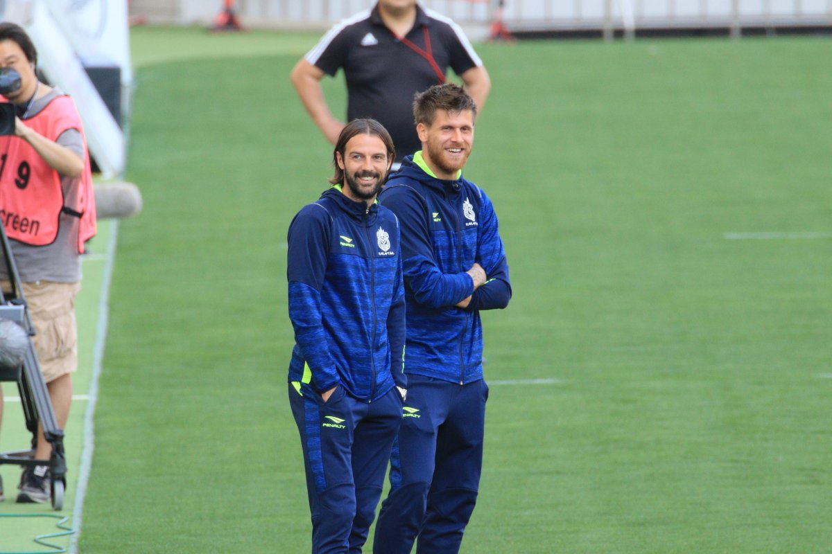 R チビッコサッカーを見守るお馴染みのお二人は揃ってスタメン 期待してます Bellmare ミキッチ アレンステバノヴィッチ R チビッコサッカーを見守るお馴染みのお二人は揃ってスタメン 期待してます Bellmare ミキッチ アレンステバノヴィッチ