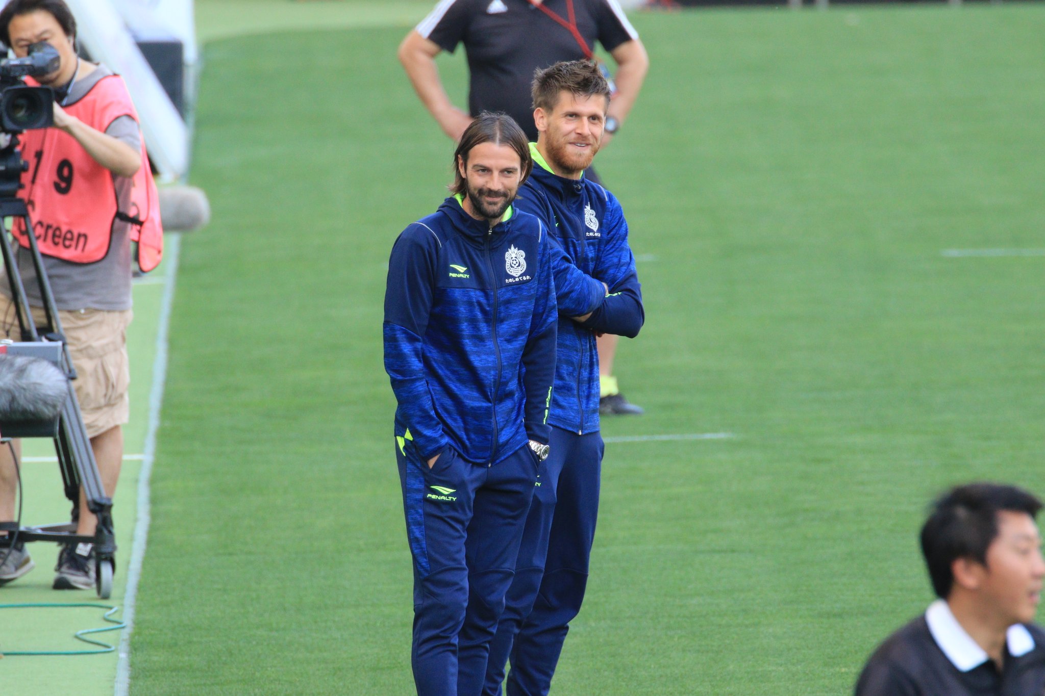 R チビッコサッカーを見守るお馴染みのお二人は揃ってスタメン 期待してます Bellmare ミキッチ アレンステバノヴィッチ R チビッコサッカーを見守るお馴染みのお二人は揃ってスタメン 期待してます Bellmare ミキッチ アレンステバノヴィッチ