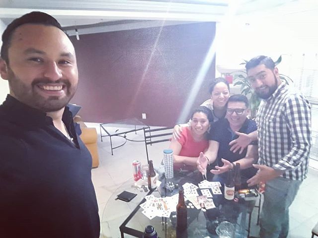LuisT_'s tweet photo. Cuando no sabes jugar pero ganas #NochedeCartas #Confesiones #MisBFF #NochedeChelas #Amigos https://t.co/JjaZtWuWR0 https://t.co/NljdnDbisc