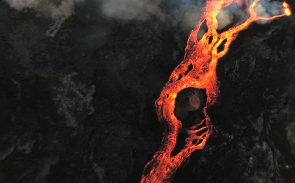 zinfoslive's tweet photo. (VIDEO) Piton de la Fournaise: les premières images de l'éruption vue du ciel Le Piton de la Fournaise est entré en éruption cette nuit. La météo encore clémente, la rédaction a pu faire quelques clichés mémorables en survolant... | #zinfos974 #LaRéunion https://t.co/gKIbYdAnXB https://t.co/zXT2xyi7DZ