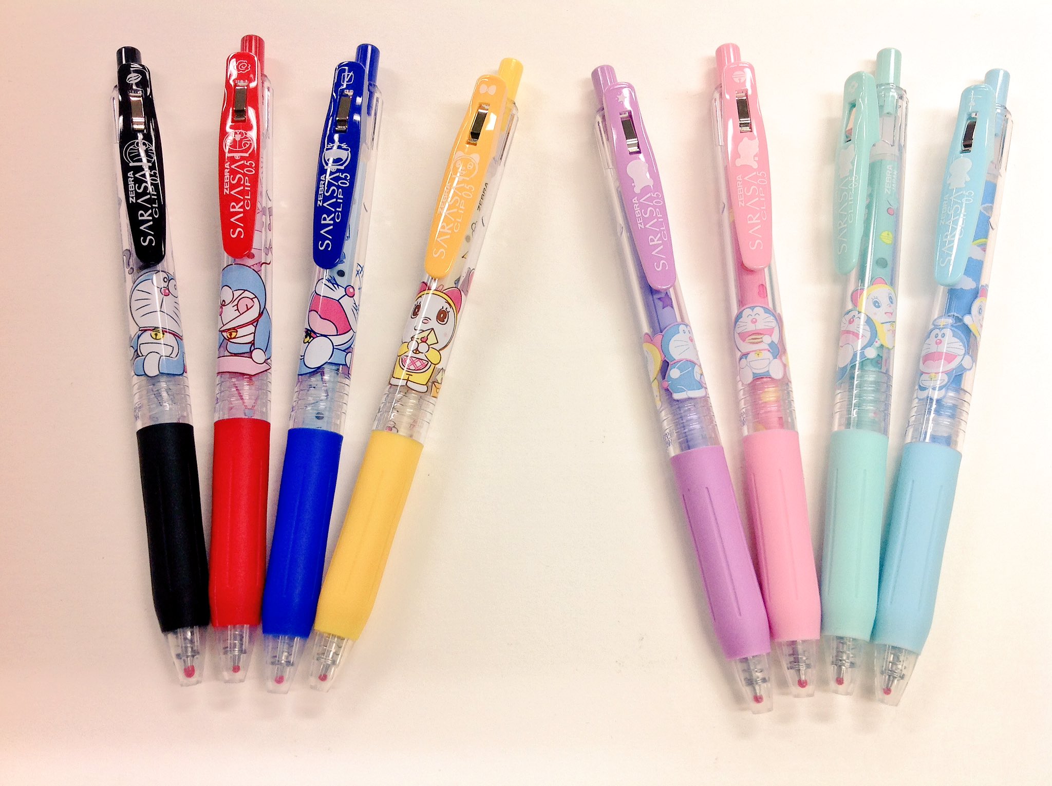 玩具と文具 あさだ 新発売 なめらかな書き心地のジェルボールペンと人気のキャラクターがコラボ サラサクリップxドラえもん 中芯も可愛いイラスト入り 4色セット2種類 パステル調のミルクカラー4色セットは濃い色の紙にも書けるよ 文房具