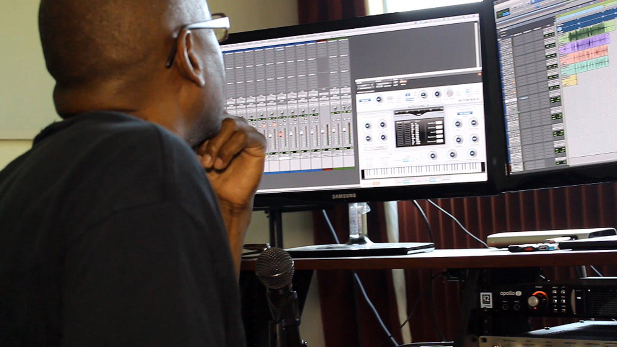 StoneWRecordz's tweet photo. #RT Studiolife with https://t.co/il2kVZProa ππ½π§#rap #studiolife #studioraplife #gotti #rapmusic https://t.co/JPp9V3kVR1