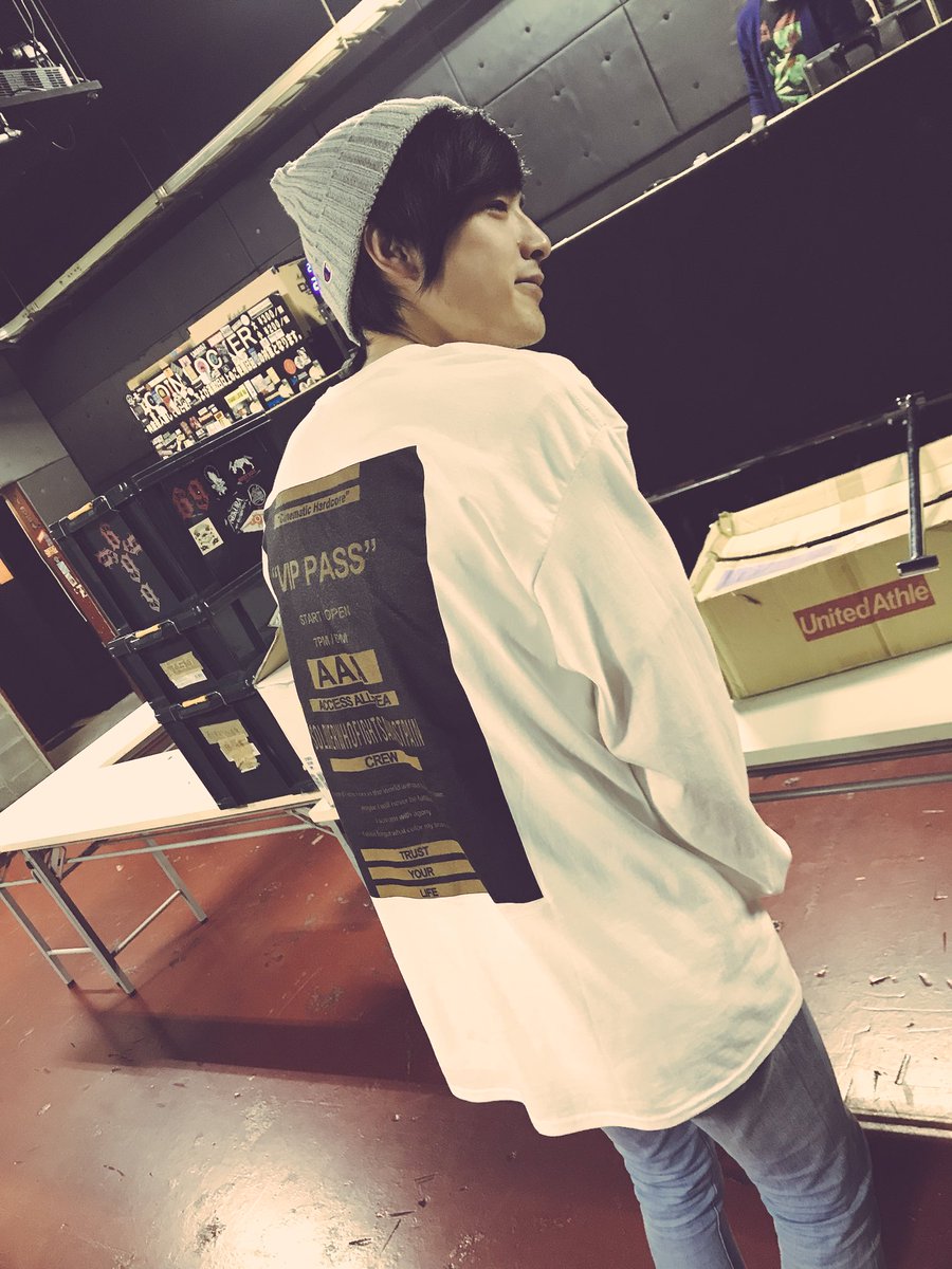 UTBS_km's tweet photo. @SWFAP_JPN の新しいマーチ頂きました。ソルジャーのライブ観るとモチベーションバチっと整う。ジャンルとかシーンの壁とか全部ぶっ壊してくれそうなあいつらのライブが大好きです。必見ですよ奥さん!
#SWFAP
#シネマティックハードコア https://t.co/b45vE2mHRb