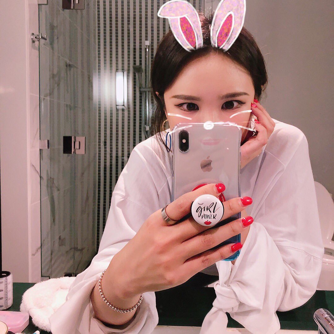 EXID_HONEYJAM's tweet photo. Girl Power 핑거볼을 하고 다니는 아이도루 https://t.co/b50udLtDr2