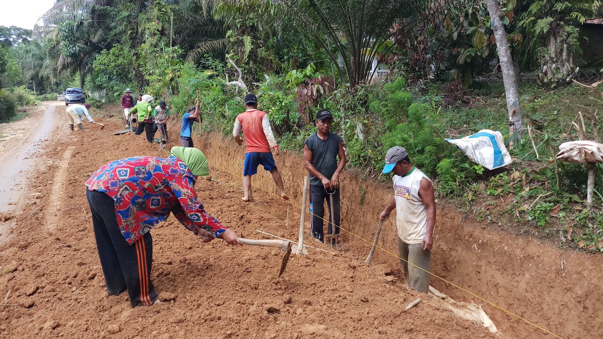 Veganettaputri_'s tweet photo. Pelaksanaan Program #PadatKaryaTunai 2018 pada kegiatan pembangunan drainase di Desa Pulau Tujuh, Kec.Pamenang Barat 
#BerkahDanaDesa 
@jokowi @EkoSandjojo @anwsanusi  @fachrilabalado @tppindonesia @TPPI_JAMBI @TPPIMerangin @EdiEndra09 @jazz80jbi @zhou_88 https://t.co/gZtrOyjAJm
