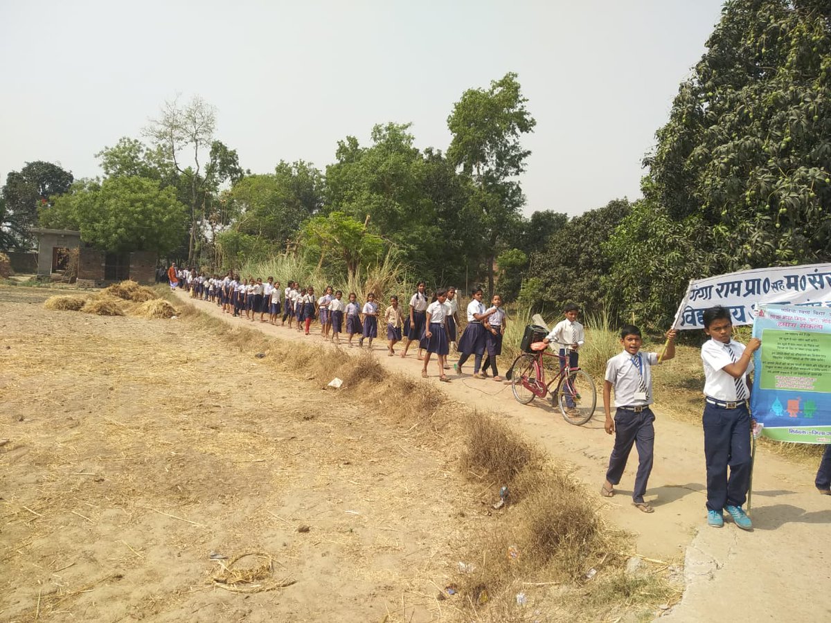 buxar_lsba's tweet photo. Prabhat pheri taken out by school children in Chakki block promoting ODF awareness and sensitization @swachhbharat @LSBA_Bihar #zsbp https://t.co/R7XWL9RU7a