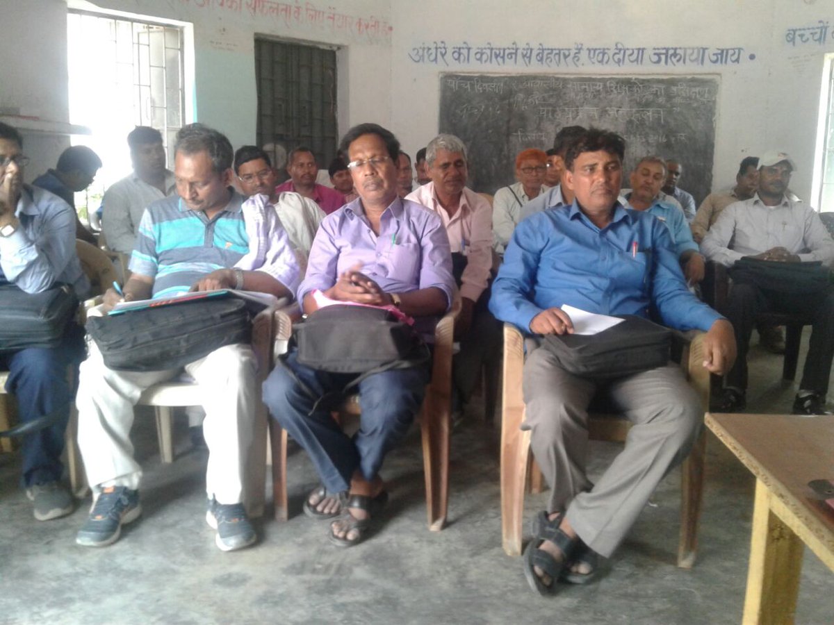 buxar_lsba's tweet photo. ODF Review meeting taken by BEO of all head masters reviewing the issues and the further strategy to mobilize houses connected to school children for IHHL construction and its usage @swachhbharat @LSBA_Bihar #zsbp https://t.co/K8H2esL0MW