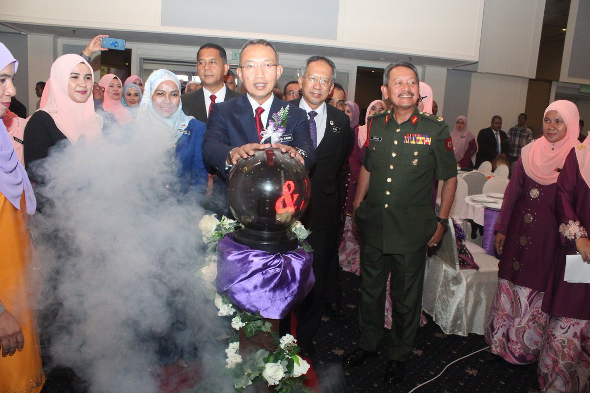 MINDEFMalaysia's tweet photo. Simbolik pembukaan Majlis Anugerah Perkhidmatan Cemerlang dan Jasamu Dikenang @mindefmalaysia peringkat Negeri Sembilan oleh DS @arahimradzi .
#PerkasaPerwira
#APCMinDef2018 https://t.co/mNsrGbTCFI