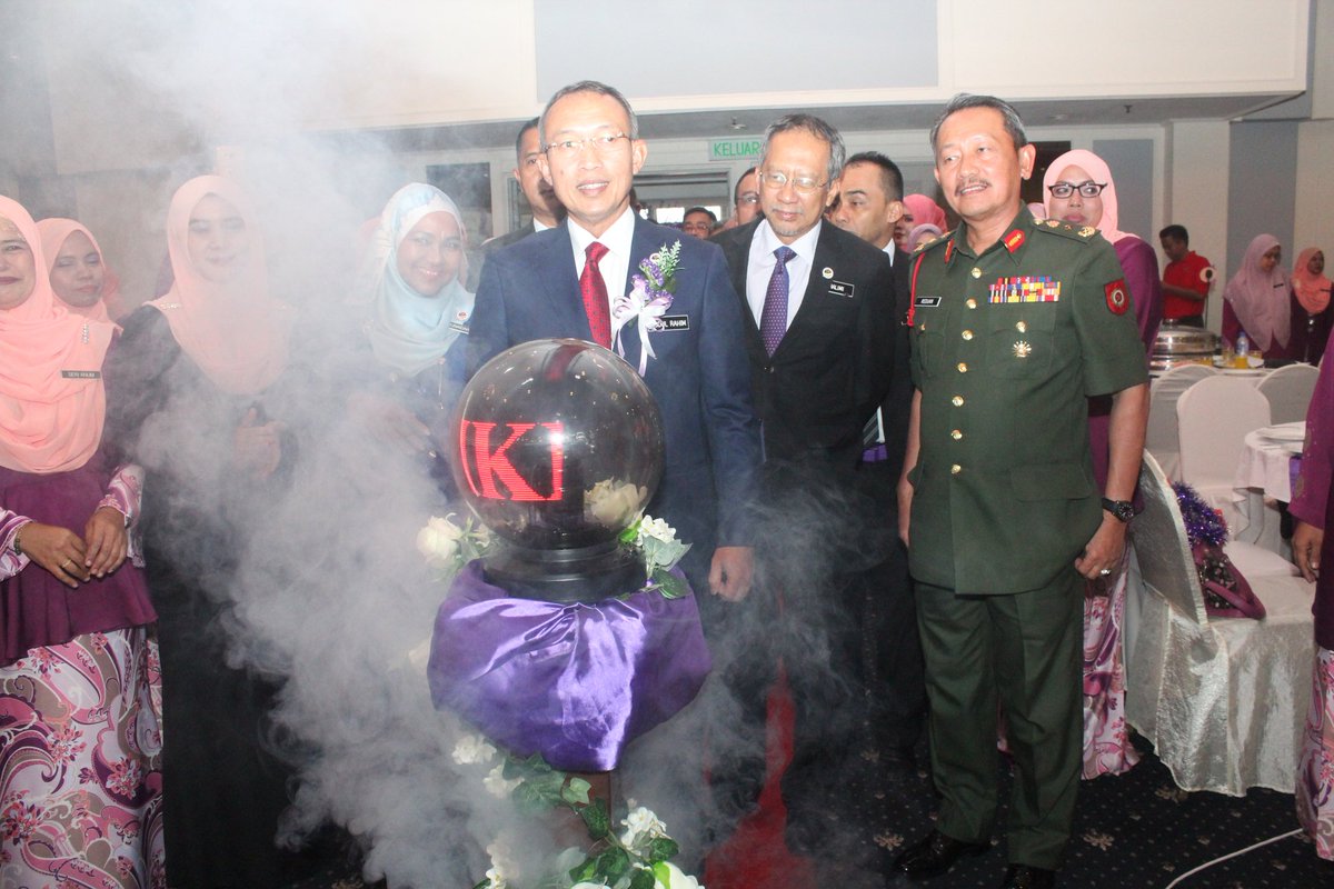 MINDEFMalaysia's tweet photo. Simbolik pembukaan Majlis Anugerah Perkhidmatan Cemerlang dan Jasamu Dikenang @mindefmalaysia peringkat Negeri Sembilan oleh DS @arahimradzi .
#PerkasaPerwira
#APCMinDef2018 https://t.co/mNsrGbTCFI