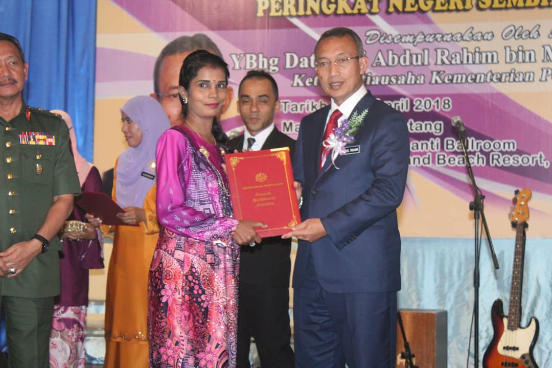 MINDEFMalaysia's tweet photo. Majlis Penyampaian Anugerah Perkhidmatan Cemerlang & Jasamu Dikenang Tahun 2018 Peringkat Negeri Sembilan disempurnakan oleh Ketua Setiausaha Kementerian Pertahanan, DS @arahimradzi di Dewan Sri Menanti, Hotel Grand Beach Resort, Port Dickson.
#PerkasaPerwira
#APCMinDef2018 https://t.co/LvDgjjhszW