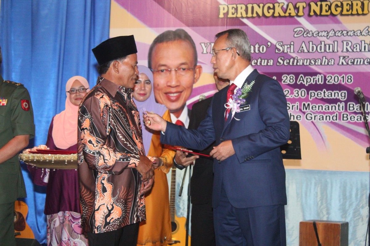 MINDEFMalaysia's tweet photo. Majlis Penyampaian Anugerah Perkhidmatan Cemerlang & Jasamu Dikenang Tahun 2018 Peringkat Negeri Sembilan disempurnakan oleh Ketua Setiausaha Kementerian Pertahanan, DS @arahimradzi di Dewan Sri Menanti, Hotel Grand Beach Resort, Port Dickson.
#PerkasaPerwira
#APCMinDef2018 https://t.co/LvDgjjhszW