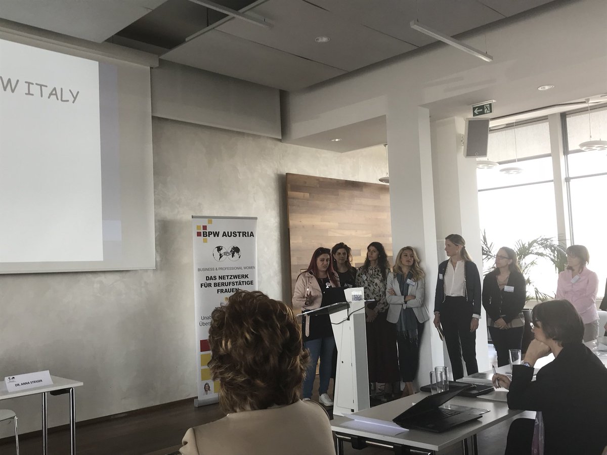 StefBarbez's tweet photo. Les Youngs #BPWItaly sont venues en nombre! #YBPWEuropeanSymposium https://t.co/1KXJIjayVj