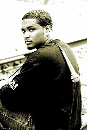 micfieldsmusic's tweet photo. Better late than never. Definitely my favorite headshot. Thank you, Faith/@lovejonesphoto! #OldHeadshotDay #LoveJonesPhoto #MasterBarberDonnieCarter #Waves #GregJr #Mawk #UVA #AlliNeedIsOneMic #FAX #oYES https://t.co/D8PY55we5L