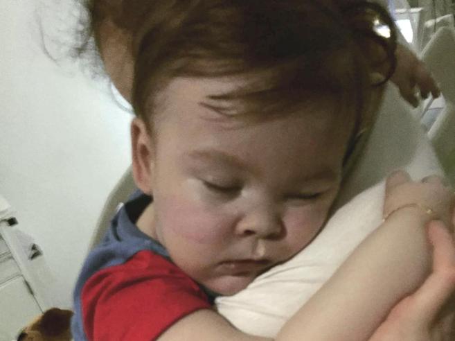 Corriere's tweet photo. Alfie Evans è morto, il padre e la madre: «Il nostro gladiatore è volato via» https://t.co/dGZQw6SGnF https://t.co/QNnl8hdhrB