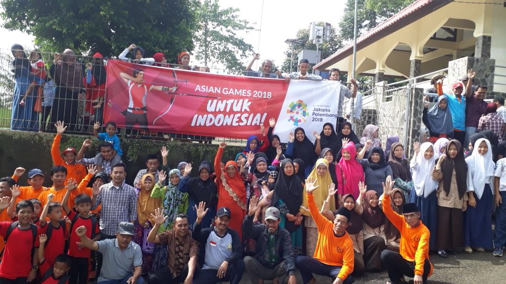 asiangames2018's tweet photo. Sekitar 1000 orang dari berbagai desa hari ini, Sabtu (28/04), berkumpul di Palasari Bogor untuk memberikan dukungan mereka terhadap #AsianGames2018! Ayo tunjukkan dukungan dan rasa banggamu sebagai tuan rumah event olahraga terbesar di Asia! #AsianGames2018UntukIndonesia https://t.co/QyVkcFGaFG