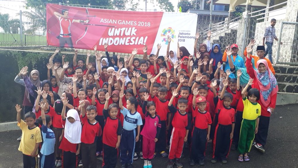 Sekitar 1000 orang dari berbagai desa hari ini, Sabtu (28/04), berkumpul di Palasari Bogor untuk memberikan dukungan mereka terhadap #AsianGames2018! Ayo tunjukkan dukungan dan rasa banggamu sebagai tuan rumah event olahraga terbesar di Asia! #AsianGames2018UntukIndonesia