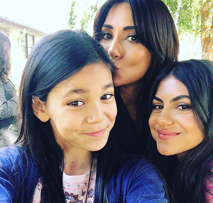 KNashvlia's tweet photo. Welcome to the Martin family! #LostandFound #featurefilm #featurefilm @Candu’s @ItsJearnest Sharing this beautiful experience with two beautiful mega stars @marisolnichols as her mom and @bella_lily_lu as her little sister
#hispanicfamily #moviefamily #beautifulcast #Actress https://t.co/eO6Xttxzpb